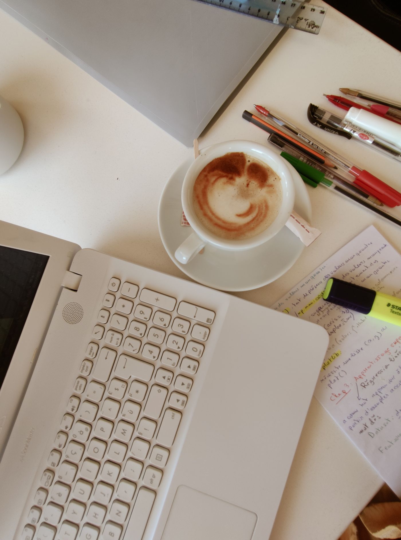 Arbeitsplatz mit Laptop, Notizbuch und Stift als visueller Anker für die Wochenplanung
